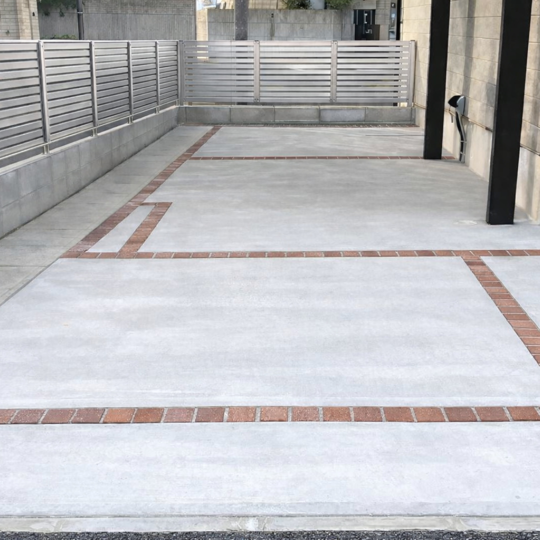 埼玉県さいたま市の外構専門店ガイコーによる土間コンクリート駐車場の施工例。勾配や排水計画を考慮した、実用性と耐久性を重視した外構工事です。